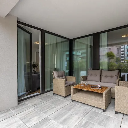 아파트 Fabulous With Terrace & Free Parking