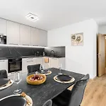 Fabulous With Terrace & Free Parking דירה *