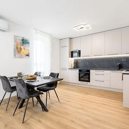 Fabulous With Garden Terrace דירה